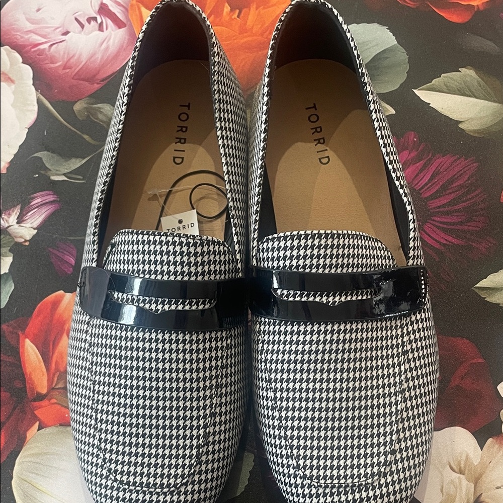 3/$25 Torrid Monochrome Houndstooth Loafers